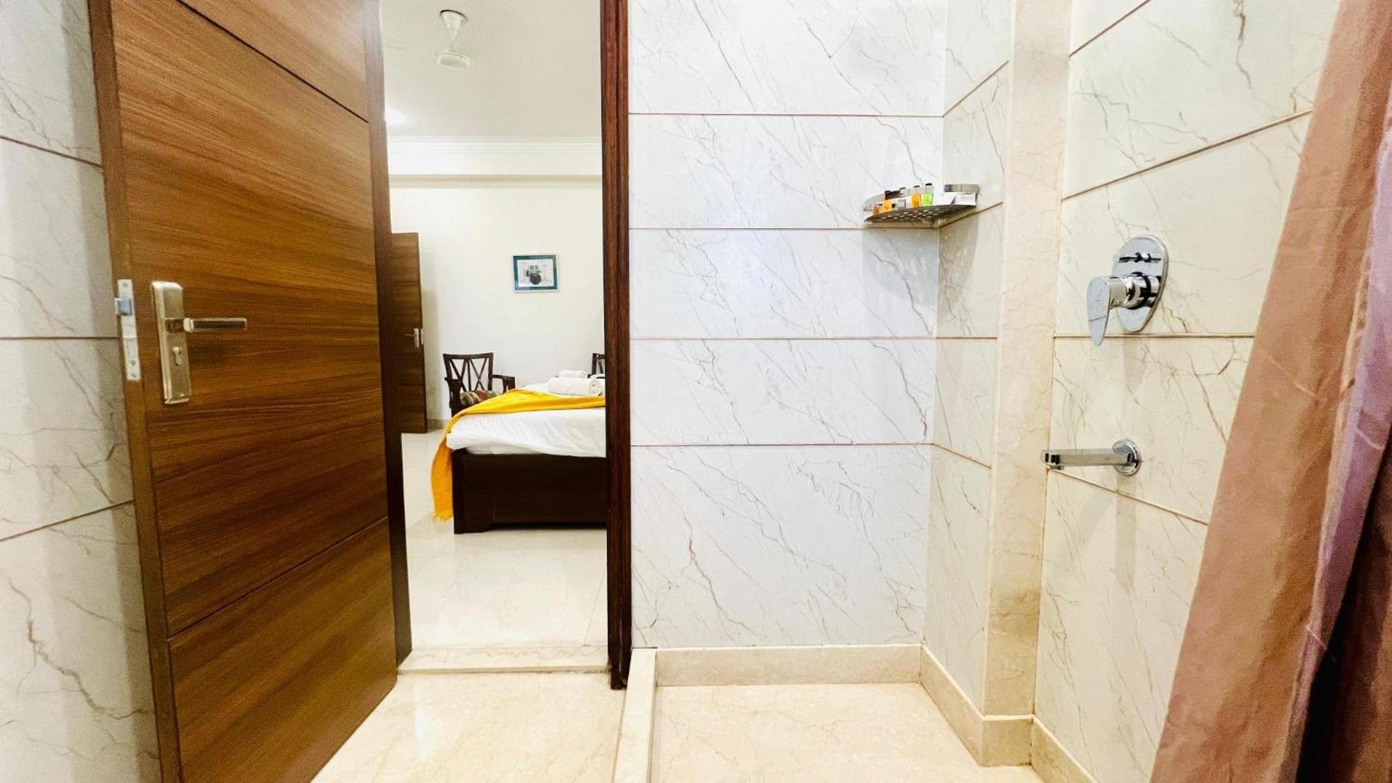Bluo Studio4 Golf Course Road - Gym, Balcony, Lift Гургаон Екстериор снимка